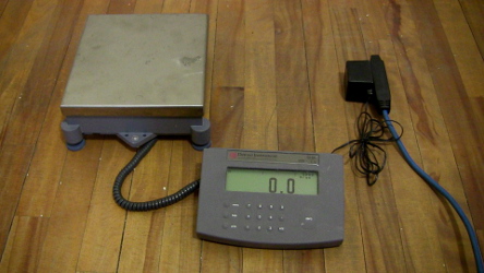 DI-8K digital scale from the Denver Instrument Company ready to use.
