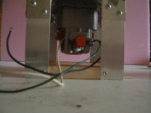 Photo showing the clearance between the bottom of the vacuum
      cleaner motor and the base.