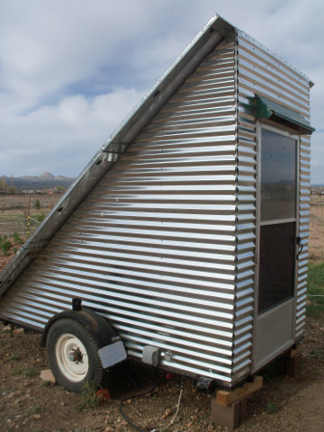 Vista lateral do off-grid móvel sistema de energia solar montado em um trailer.