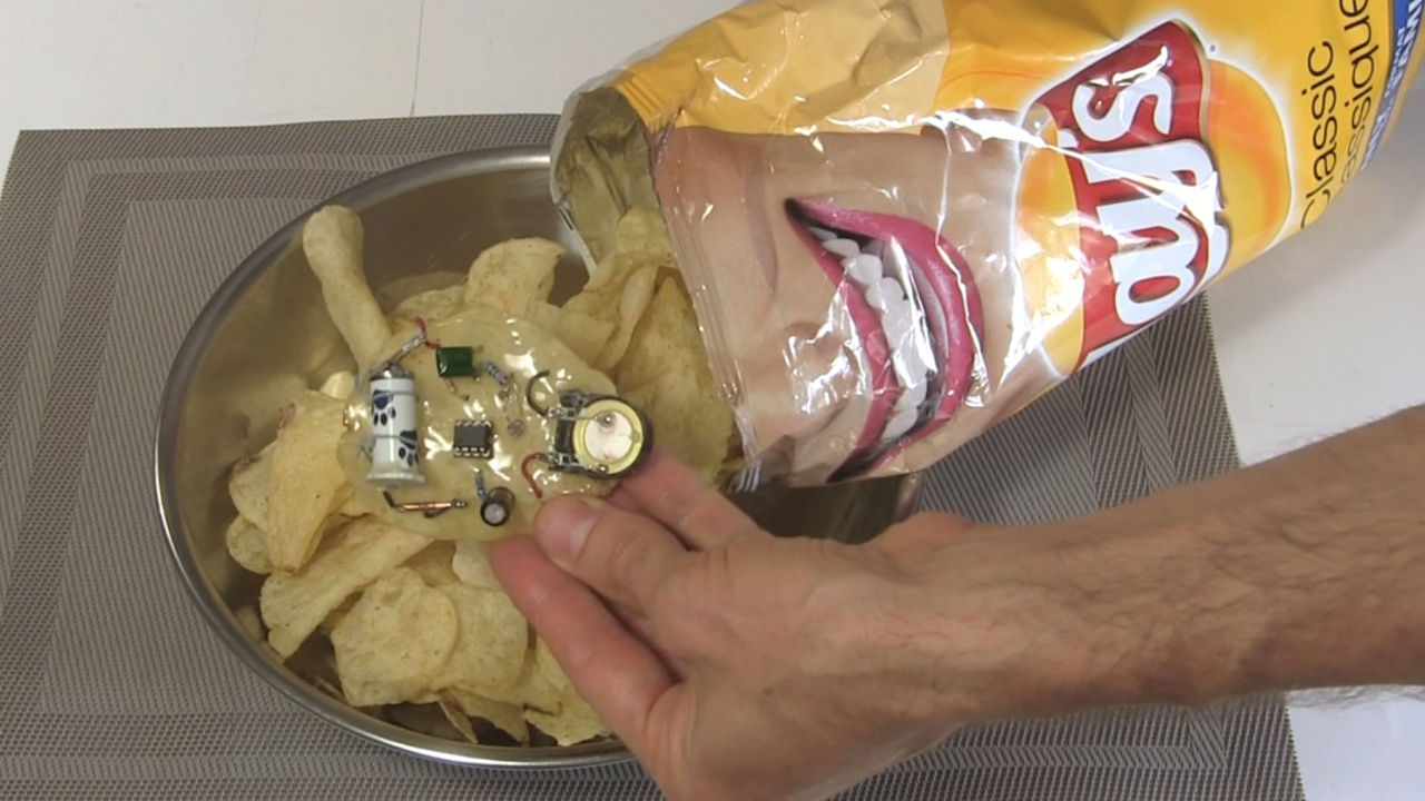 Bowl of chips and the potato chip macrpchip.