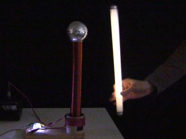Fluorescent tube lamp powered by a spark gap Tesla coil.