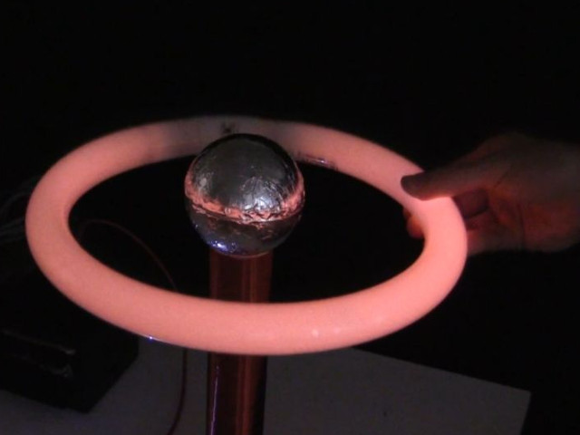 Fluorescent ring lamp powered by a spark gap Tesla coil.