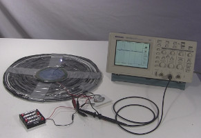 The full setup with oscilloscope for measuring the input voltage of the wireless transmission of electricity.