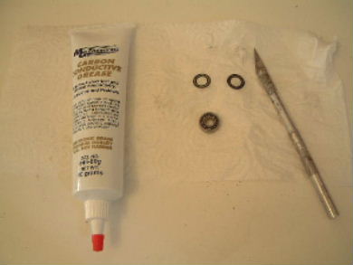 The disassembled bearing and the conductive grease.